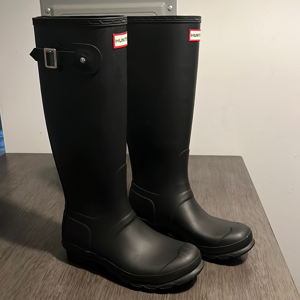Hunter women’s original tall rain boots / matte black / size 7
